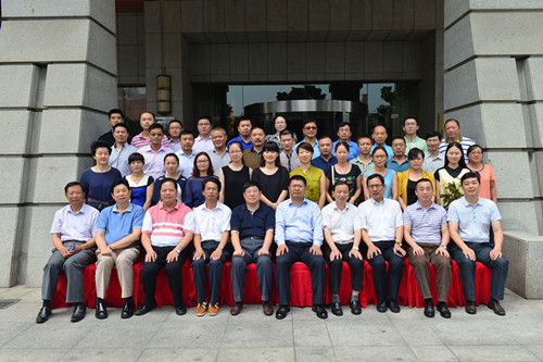 中國制藥裝備協(xié)會領(lǐng)導與企業(yè)高管合照