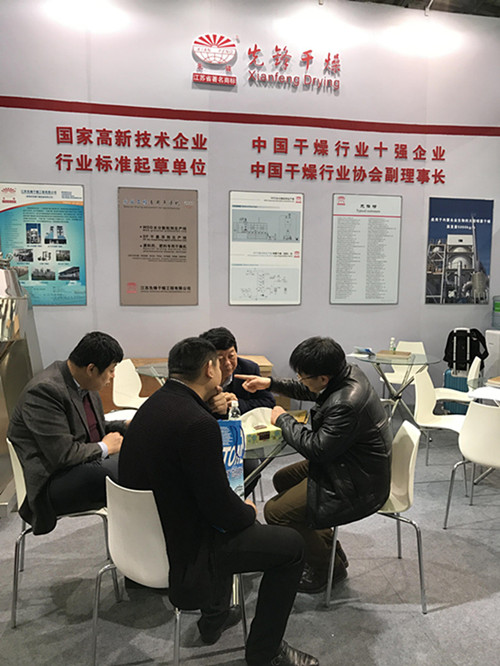 外貿(mào)劉經(jīng)理正在給國(guó)外參展客戶(hù)講解設(shè)備圖2